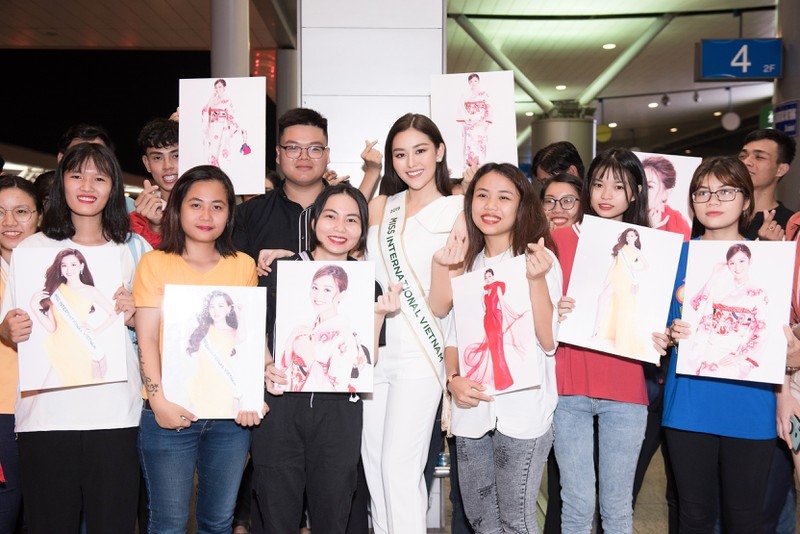 Tối 24.10, Á hậu Tường San đã chính thức lên chuyến bay tới Nhật Bản tham dự cuộc thi Miss International trong niềm tự hào và mong chờ của người hâm mộ. Ảnh: TS.