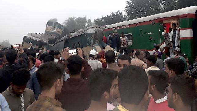 Hình ảnh từ hiện trường vụ tai nạn tàu hỏa khiến ít nhất 15 người chết ở Bangladesh. Ảnh: PA.