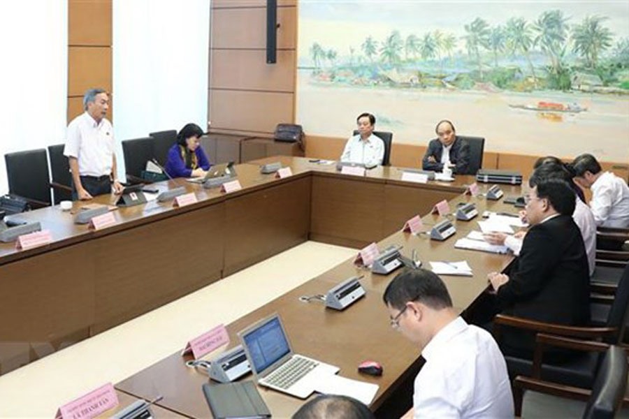 Thủ tướng Nguyễn Xuân Phúc và các ĐBQH thảo luận ở tổ về Dự án Luật Đầu tư theo hình thức đối tác công - tư PPP. Ảnh: TTXVN