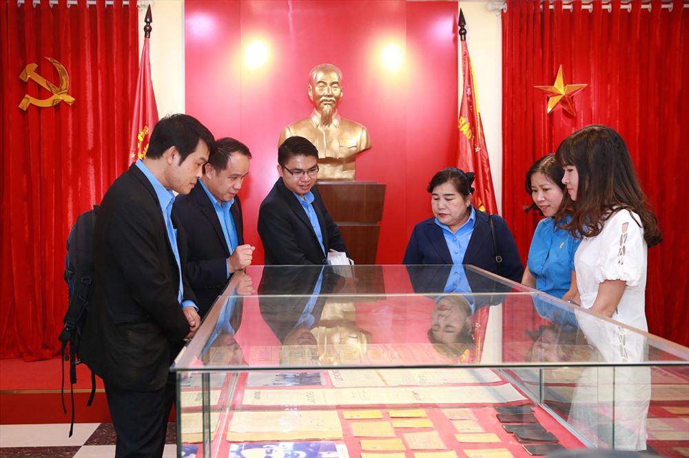 Đoàn báo Heng Ngan thăm quan phòng truyền thống Báo Lao Động.