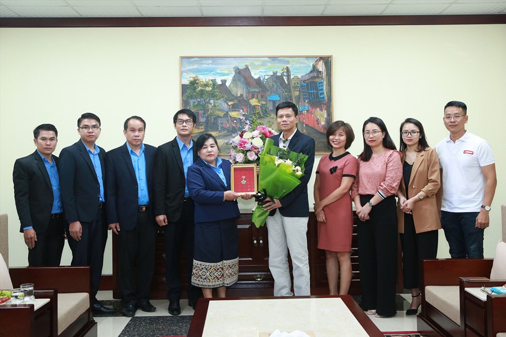 Tổng Biên tập báo Lao Động cùng các lãnh đạo, phóng viên, biên tập biên báo Lao Động tiếp đoàn đại biểu báo Heng Ngan.