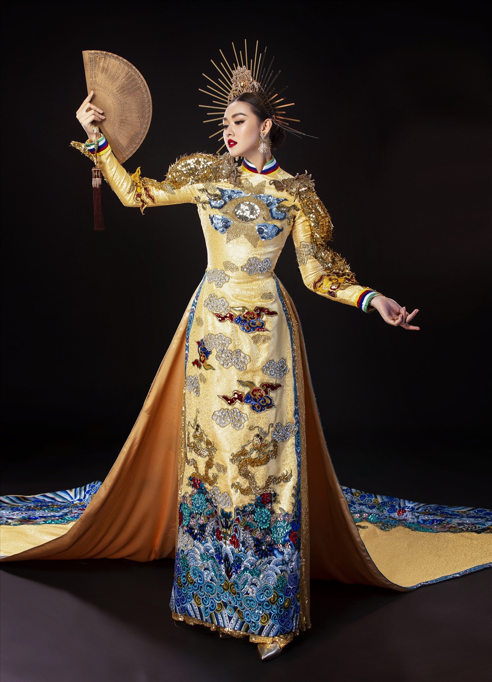 Nhà thiết kế Hồ Hoàng Ca Dao cho biết bộ trang phục này được thiết kế dựa trên hình ảnh chiếc áo dài của người con gái Việt Nam kết hợp cùng những hoa văn, những dải màu mang đậm dấu ấn trang phục cung đình Huế. Ảnh: Lê Thiện Viễn.