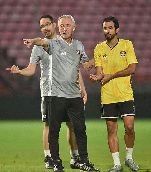 HLV Bert Van Marwijk yêu cầu các học trò tập trung cao độ cho trận đấu quan trọng với tuyển Việt Nam. Ảnh: UAEFA