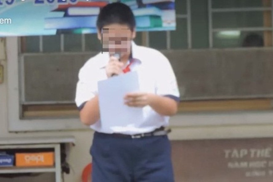 Nam sinh lớp 8 N.H.M.Q bị kỉ luật tại Trường THCS Ngô Quyền (quận Tân Bình, TPHCM)/(ảnh cắt từ clip).
