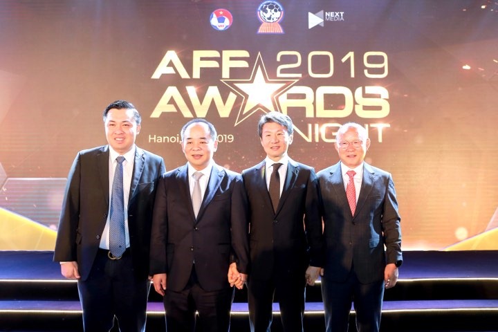 Chủ tịch Liên đoàn bóng đá Hàn Quốc Chung Mong-gyu  chụp ảnh với lãnh đạo VFF và huấn luyện viên Park Hang-seo tại sự kiện AFF Award Night 2019. Ảnh: VFF