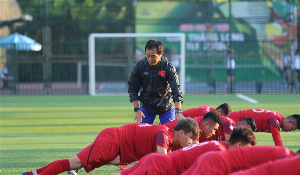 Trợ lý Lee Young-jin là cánh tay phải đắc lực của huấn luyện viên Park Hang-seo. Ảnh: Hoài Thu