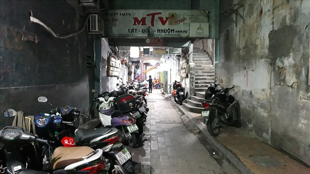 Lối vào cư xá Tôn Thất Đạm chỉ rộng khoảng 4m được tận dụng làm chỗ đỗ xe máy cho khách tham quan và ăn uống. Ảnh TK.