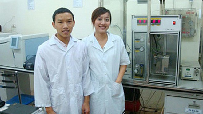 Ứng viên chức danh Giáo sư Nguyễn Khánh Diệu Hồng (bên phải ảnh), sinh ngày 9.6.1981, công tác tại Trường ĐH Bách khoa Hà Nội. Ảnh: P.V