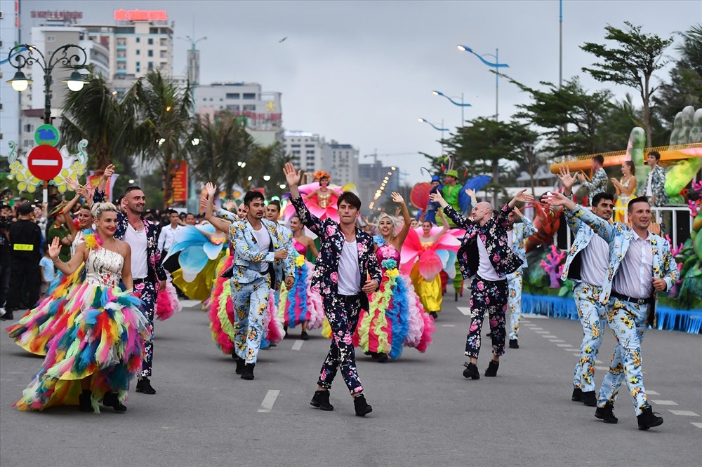 Lễ hội Carnaval Hạ Long ngày càng thu hút du khách nhờ các chương trình biểu diễn hấp dẫn.