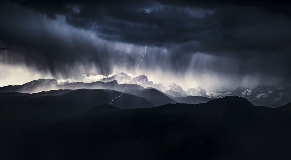 Bức ảnh A stormy day (Một ngày giông bão) của nhiếp ảnh gia người Slovenia Ales Krivec, người chiến thắng trong hạng mục Landscape (Phong cảnh) của cuộc thi Nature Photographer of The Year 2019. Ảnh: ALES KRIVEC / NPOTY 2019