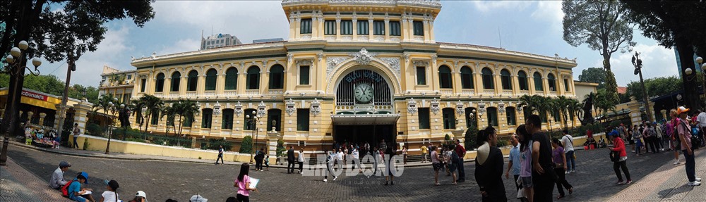Bưu điện trung tâm Sài Gòn nằm ở số 2 đường Quảng trường Công xã Paris (phường Bến Nghé, quận 1) là một trong những công trình biểu tượng về kiến trúc của thành phố Hồ Chí Minh.