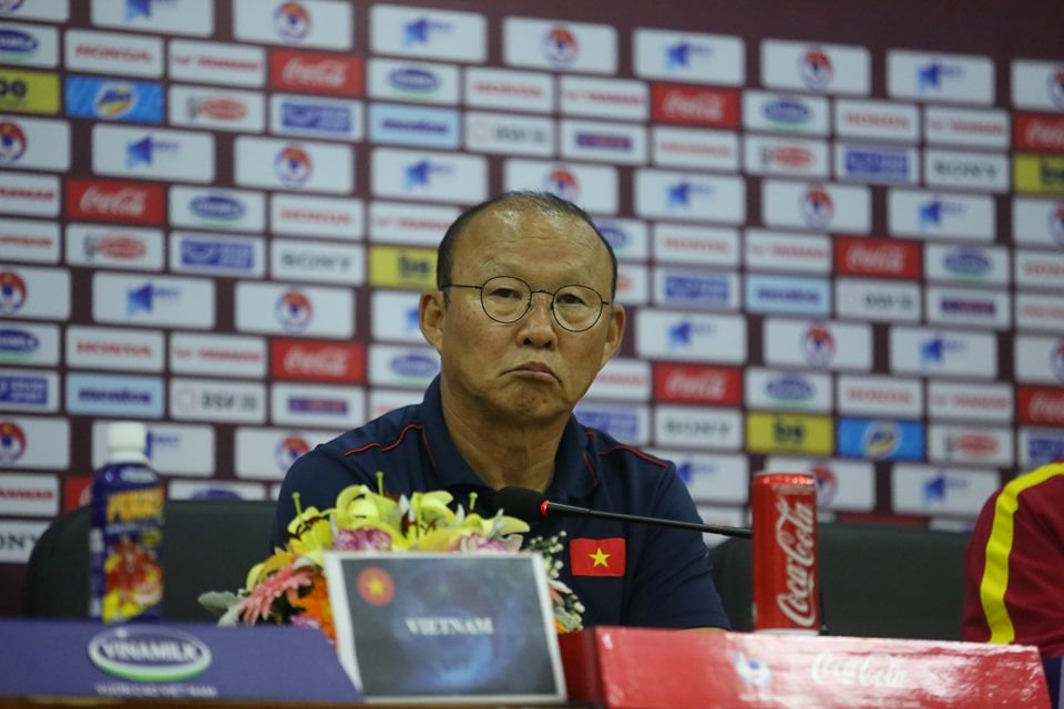 “Ông giáo” người Hàn Quốc thận trọng trước trận đấu quan trọng ngày mai. Ảnh: Hoài Thu