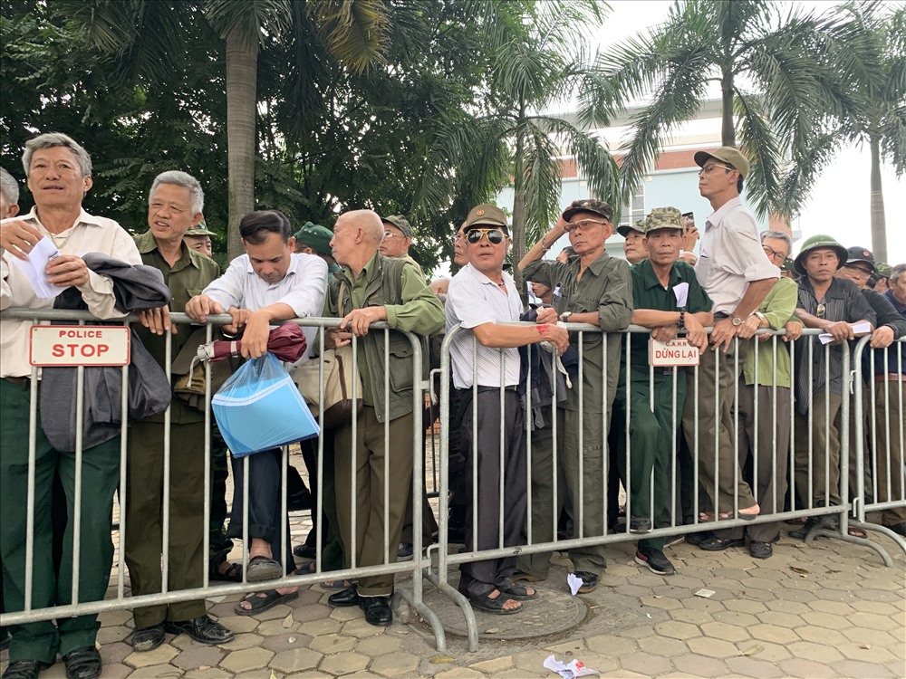Theo ghi nhận của Lao Động, chiều 13.11, trước cổng trụ sở VFF, có hàng nghìn người đến mang theo giấy đăng ký mua vé suất dành cho thương binh.
