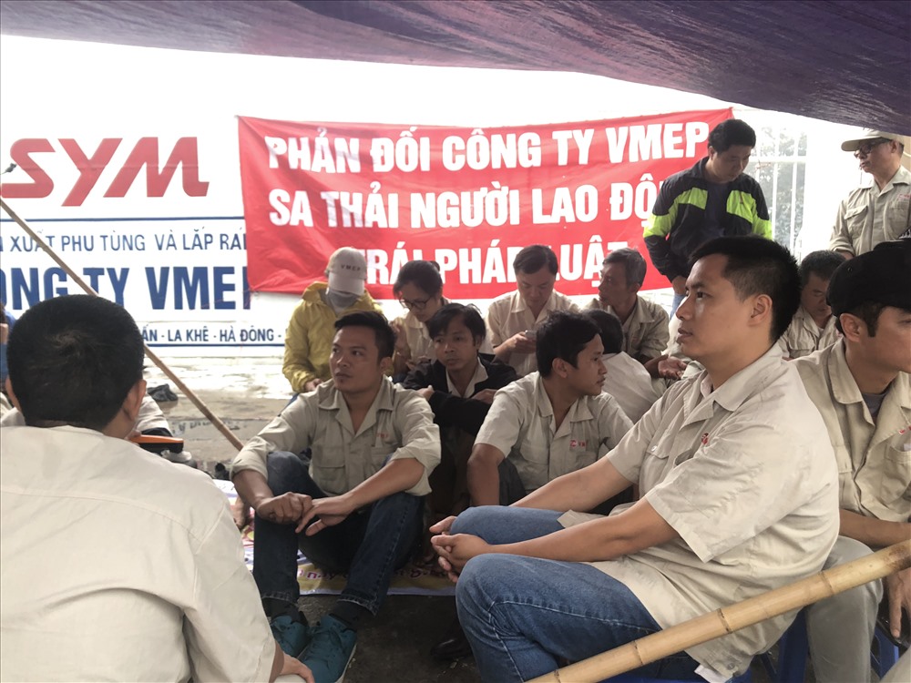 Gần một tháng nay, hàng ngày, hơn 100 NLĐ cũng đến cửa nhà máy để phản ánh quyết định chấm dứt hợp đồng lao động của Cty VMEP. Ảnh: V.L