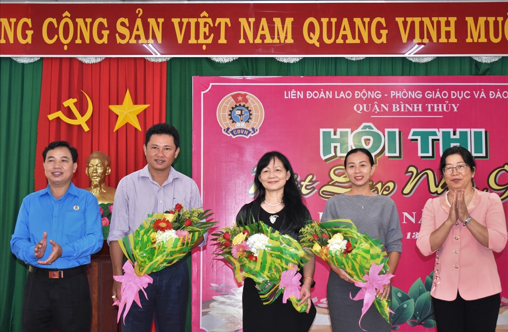 Ban tổ chức tặng hoa cho ban giám khảo hội thi nét đẹp nhà giáo. Ảnh: Thành Nhân.