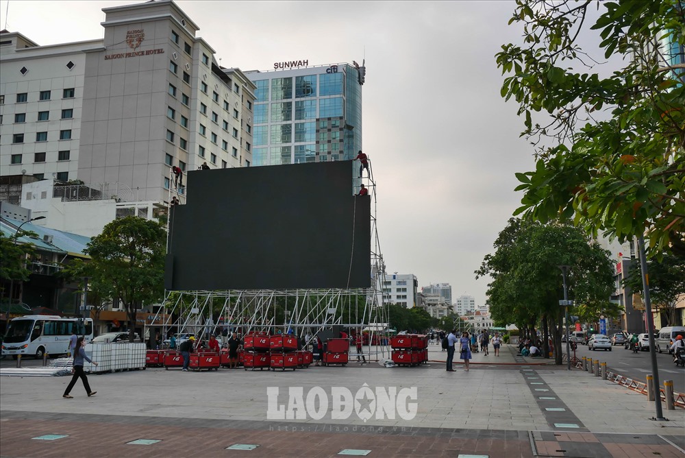 Đây là 5 màn hình LED vừa được lắp đặt trên Phố đi bộ Nguyễn Huệ để phục vụ người dân cổ vũ cho thầy trò HLV Park Hang Seo cho  trận đấu giữa giữa đội tuyển Việt Nam – UAE tại giải vòng loại World Cup 2022