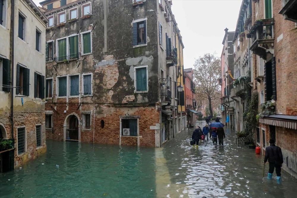 Người dân sở tại và du khách chật vật khi Venice ngập lụt trong đợt triều cường chưa từng thấy trong vòng 50 năm ở thành phố nổi tiếng. Ảnh: The Guardian.