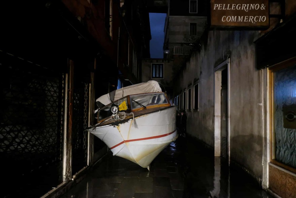 Người dân sở tại và du khách chật vật khi Venice ngập lụt trong đợt triều cường chưa từng thấy trong vòng 50 năm ở thành phố nổi tiếng. Ảnh: The Guardian.