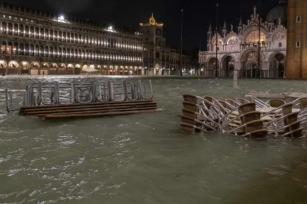 Hoạt động của thành phố du lịch nổi tiếng Italia bị tê liệt khi ngập lụt chưa từng thấy. Ảnh: The Guardian.