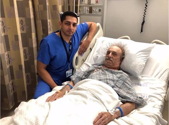 Bác sĩ Khan và cụ sau ca phẫu thuật. Ảnh: Bệnh viện Mount Sinai/CNN