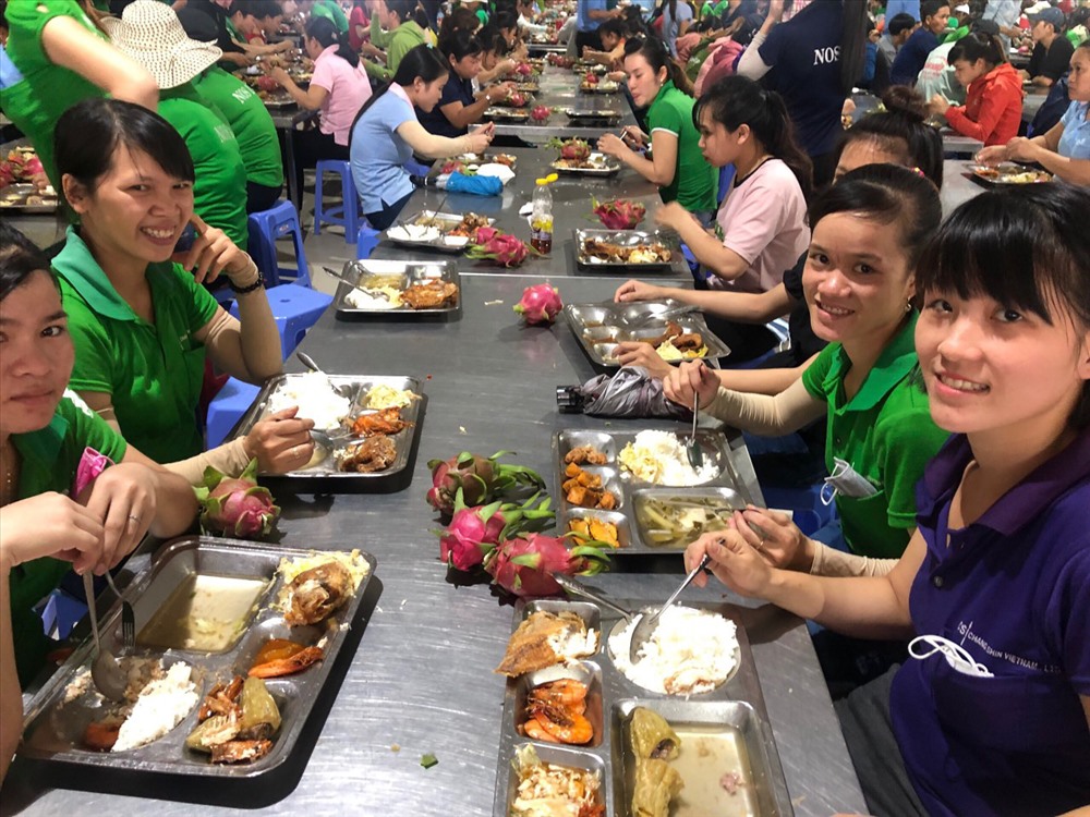 Bữa ăn giữa ca của công nhân Công ty Chang Shin VN nhiều tháng nay đã “vắng bóng” thịt lợn. Ảnh: H.A.C