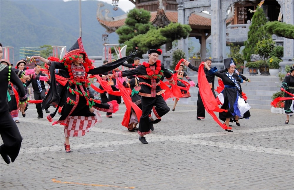 Hàng loạt lễ hội đậm chất Tây Bắc được tổ chức thường xuyên tại Sun World Fansipan Legend (Ảnh: Vũ hội Trên mây)