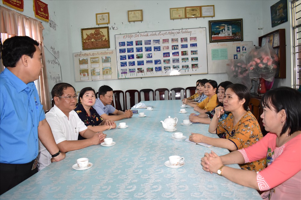 Quang cảnh tại buổi trao suất hỗ trợ cho cô Trần Thanh Tuyền từ mô hình Công đoàn chung tay hỗ trợ cho đoàn viên có hoàn cảnh đặc biệt khó khăn. Ảnh: Thành Nhân.