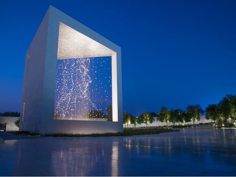 Đài tưởng niệm người cha sáng lập UAE, ông Sheikh Zayed, ở Abu Dhabi. Ảnh: Gulf News