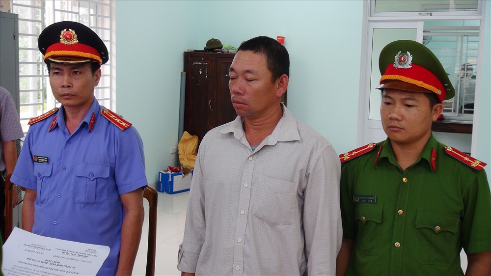 Ông Nguyễn Văn A nhận Quyết định khởi tố về việc khai khống các chuyến tàu đánh bắt để nhận hỗ trợ. Ảnh: T.C