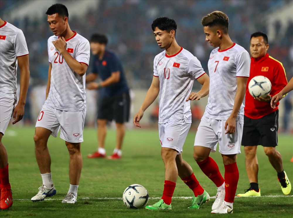 Đội tuyển Việt Nam khởi động trước trận đấu. Ảnh Sơn Tùng