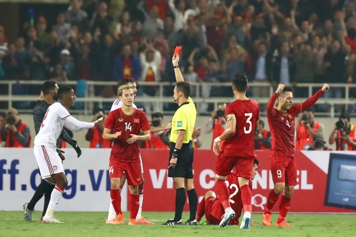 Cầu thủ UAE bị thẻ đỏ trực tiếp sau pha phạm lỗi từ phía sau với Tiến Linh. Ảnh Sơn Tùng.