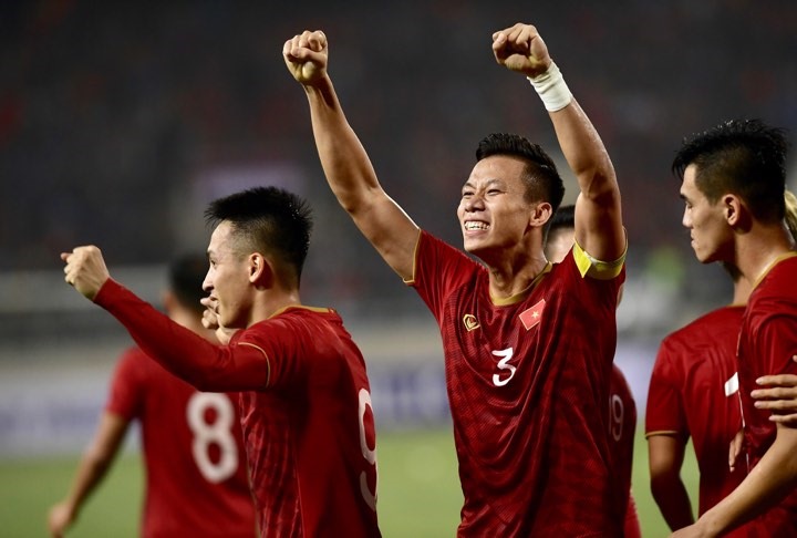 Tuyển Việt Nam ăn mừng khi dẫn trước UAE. Ảnh Sơn Tùng