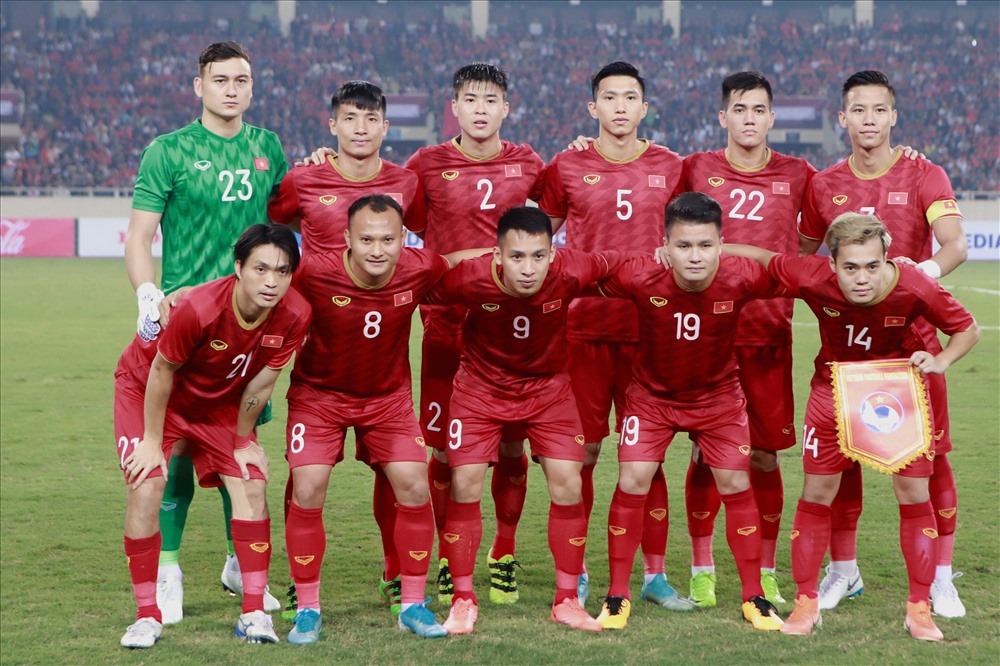 Đội tuyển Việt Nam chào cờ trước trận đấu. Ảnh Đình Hải