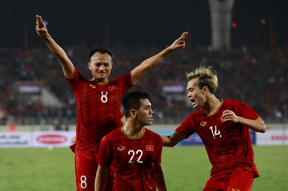 Đội tuyển Việt Nam đang dẫn trước 1-0. Ảnh Đình Hải