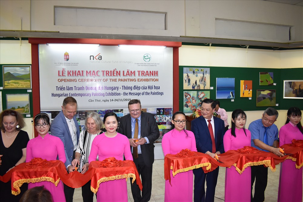 Đại diện lãnh đạo UBND TP.Cần Thơ và Đại sứ quán Hungary tại Việt Nam - thực hiện cắt băng khai mạc cho tuần Lễ giao lưu văn hóa Hungary tối ngày 14.11.2019 tại Bảo tàng TP.Cần Thơ. Ảnh: Thành Nhân.