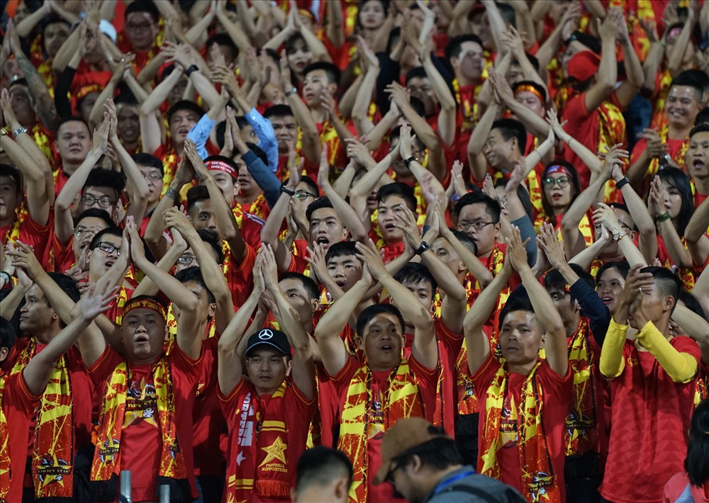 Những cổ động viên nhiệt thành của bóng đá Việt Nam đã tạo ra một không khí cuồng nhiệt khu vực khán đài C.