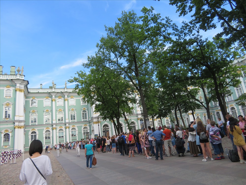 Dòng du khách dài hàng cây số vào thăm Cung điện mùa đông ở thành phố St.Petersburg (còn gọi là Bảo tàng Hermitage) nằm ở Quảng trường St.Petersubrg. Bảo tàng Hermitage đón trung bình hơn 5 triệu du khách đến thăm trong tháng 10.2019. Ảnh: Nguyễn Thị Thùy Ân
