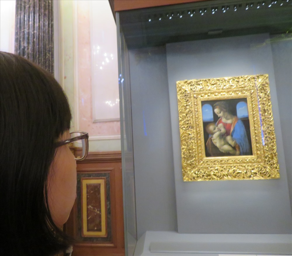 Thưởng lãm bức tranh “Đức Mẹ và Chúa Hài đồng” của danh họa Leonardo Da Vinci tại Bảo tàng Hermitage - St.Petersburg. Bức tranh được thực hiện từ năm 1481-1499, đến năm nay là 520 năm tuổi. Ảnh: Nguyễn Thị Thùy Ân