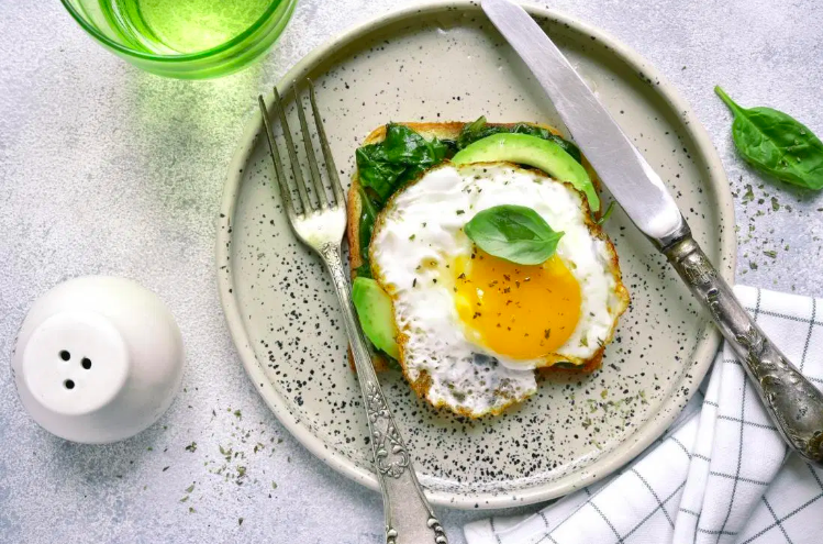 Nghiên cứu cho thấy một người ăn bữa sáng dựa trên trứng có thể tiêu thụ ít thực phẩm hơn trong suốt cả ngày. Ảnh: medicalnewstoday.