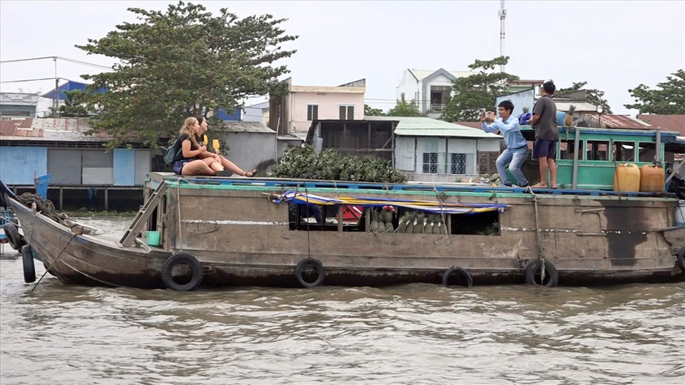 Du khách nước ngoài đến chợ nỗi Cái Răng chỉ để thăm quan và chụp ảnh lưu niệm. Ảnh: Thành Nhân.