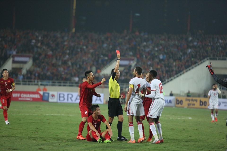 Cầu thủ UAE nhận thẻ đỏ. Ảnh: Hoài Thu