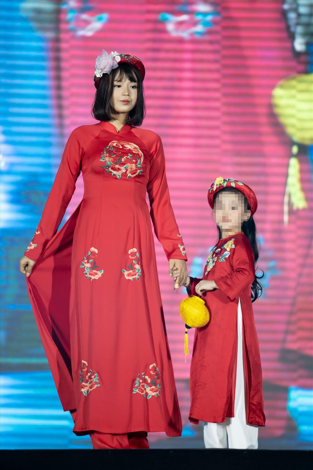Mặc dù bận rộn với công việc, Thuỷ Tiên vẫn sắp xếp thời gian thạm gia trình diễn áo dài của Hoa hậu Ngọc Hân, Ảnh: NVCC.