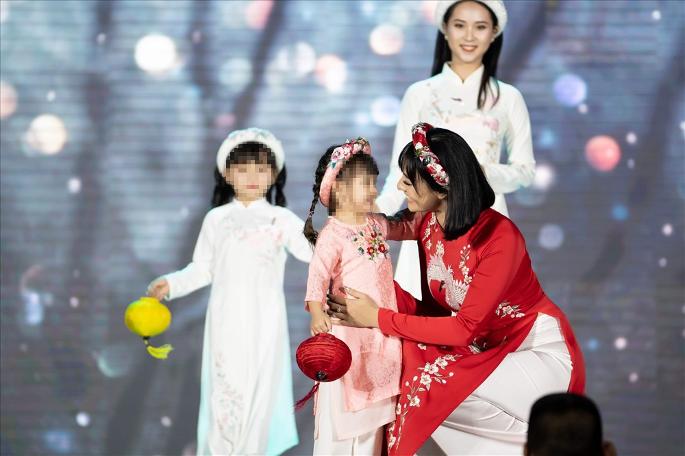 Siêu mẫu Hồng Quế và con gái cũng tham gia trình diễn áo dài.