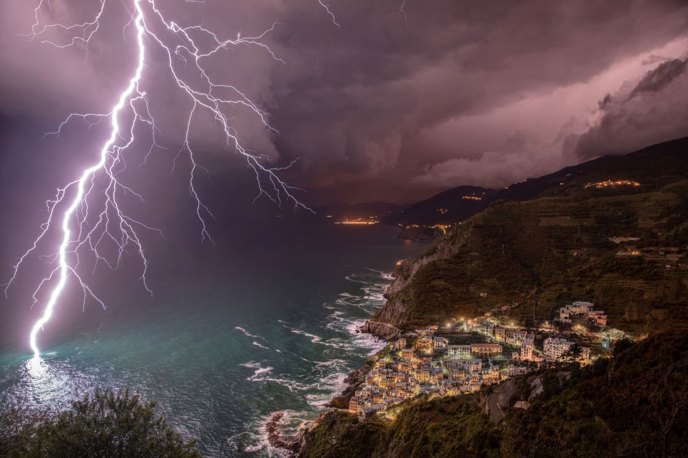 Với bức ảnh “The Power of Lightning” (Sức mạnh của sét), nhiếp ảnh gia Elena Salvai giành giải thưởng Cảm tình của khán giả và đoạt giả Nhì trong cuộc thi Weather Photographer of the Year 2019.