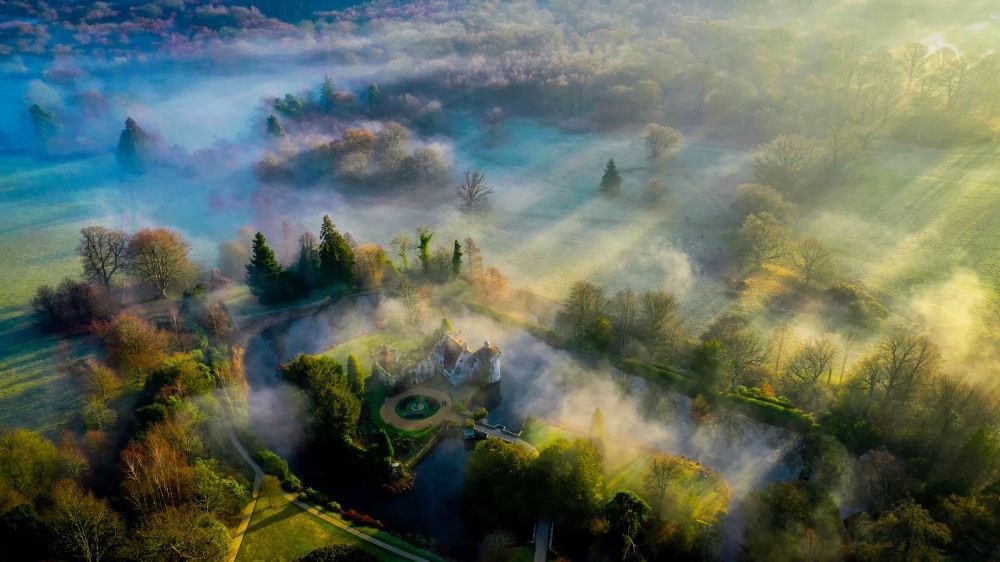 Với bức ảnh “Morning shadows, Scotney Castle” (Bóng mờ ban mai, lâu đài Scotney), nhiếp ảnh gia Chris Brown lọt vào vòng chung kết của cuộc thi Weather Photographer of the Year 2019.