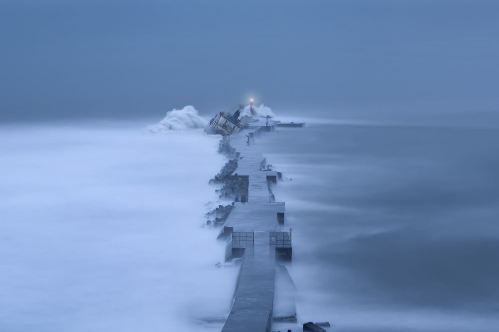 Bức ảnh “The ship of stranded” (Con tàu mắc cạn) của nhiếp ảnh gia Peng-Gang Fang lọt vào vòng chung kết.