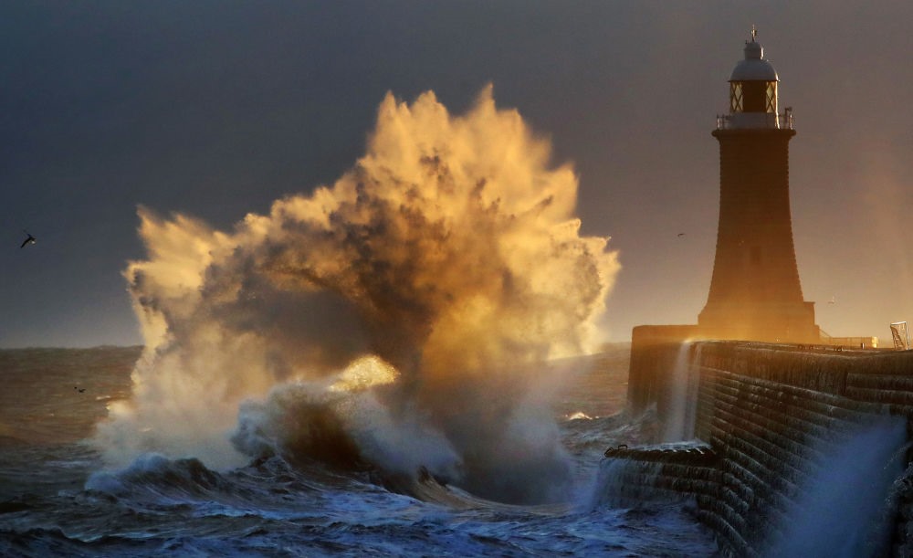Với bức ảnh “Exploding Wave, Tynemouth UK” (Sóng cồn, Tynemouth, Anh), nhiếp ảnh gia Owen Humphreys lọt vào vòng chung kết của cuộc thi Weather Photographer of the Year 2019.