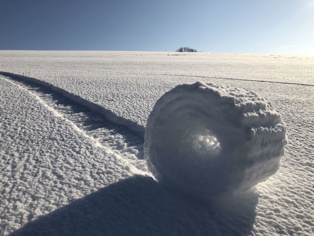 Nhiếp ảnh gia Brian Bayliss chiếm giải Ba trong cuộc thi Weather Photographer of the Year 2019 với bức ảnh “Snow Rollers in Wiltshire” (Cuộn tuyết ở Wiltshire).