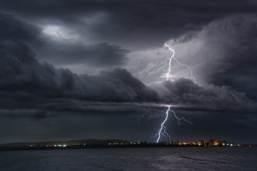 Với bức ảnh “Spectacular lightning show over Trial Bay” (Màn trình diễn choáng ngợp của sét trên vịnh Trial) nhiếp ảnh gia trẻ tuổi Hugo Begg giành chiến thắng trong cuộc thi Weather Photographer of the Year 2019, hạng mục dành cho các tay máy dưới 17 tuổi.