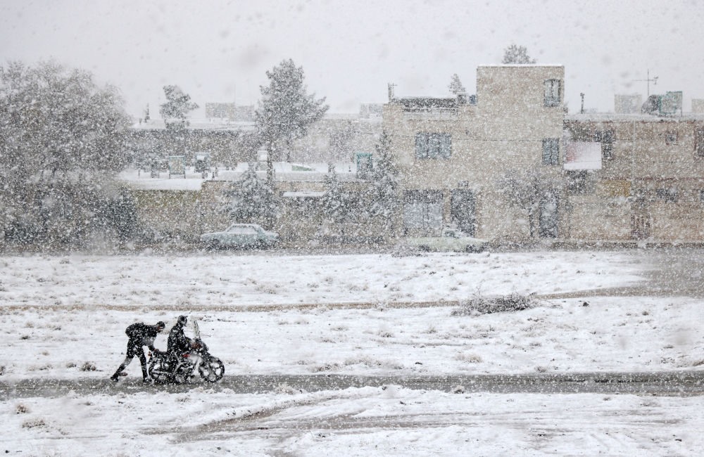 Với bức ảnh “Motorcycle caught in the snow” (Xe máy kẹt trong màn tuyết) nhiếp ảnh gia Ali Bagheri giành giải Nhì trong cuộc thi Weather Photographer of the Year 2019, hạng mục dành cho các tay máy dưới 17 tuổi.
